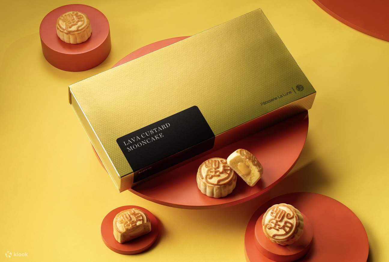 パティスリー・ラ・ルーン 月餅 | 溶岩カスタード月餅、各種月餅セレクション | 9月16日～10月5日 旺角 (Mong Kok) または銅鑼湾 (Causeway Bay) にてお受け取り | 2025年 月餅オファー